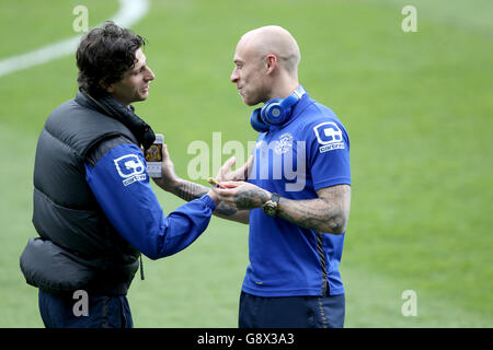 Huddersfield Town / Birmingham City - Sky Bet Championship - The John Smith's Stadium. David Cotterill und Diego Fabbrini (links) von Birmingham City auf dem Spielfeld vor dem Spiel Stockfoto