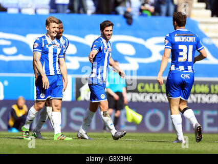 Will Grigg (Mitte) von Wigan Athletic feiert mit seinen Teamkollegen, nachdem er während des Spiels Sky Bet League One im DW Stadium in Wigan das zweite Tor seiner Mannschaft erzielt hat. Stockfoto