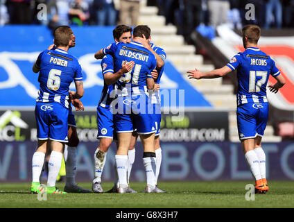 Will Grigg von Wigan Athletic (Mitte links) feiert mit seinen Teamkollegen, nachdem er während des Spiels Sky Bet League One im DW Stadium, Wigan, das zweite Tor seiner Mannschaft erzielt hat. Stockfoto