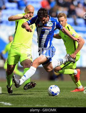 Will Grigg von Wigan Athletic (rechts) und Adam Barrett von Southend United kämpfen während des Sky Bet League One-Spiels im DW Stadium in Wigan um den Ball. Stockfoto