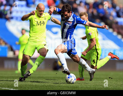 Will Grigg von Wigan Athletic (rechts) und Adam Barrett von Southend United kämpfen während des Sky Bet League One-Spiels im DW Stadium in Wigan um den Ball. Stockfoto