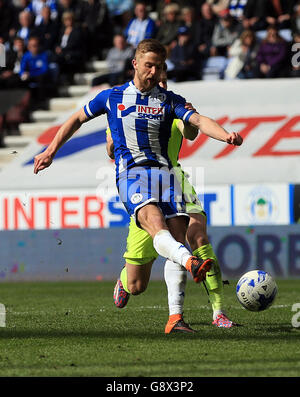 Wigan Athletic gegen Southend United - Sky Bet League One - DW Stadium.. Michael Jacobs von Wigan Athletic erzielt im DW Stadium, Wigan, während des Spiels der Sky Bet League One das vierte Tor seiner Seite. Stockfoto