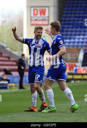 Michael Jacobs von Wigan Athletic (links) feiert mit seinem Teamkollegen Max Power, nachdem er im ersten Spiel der Sky Bet League im DW Stadium in Wigan das vierte Tor seiner Mannschaft erzielt hat. DRÜCKEN SIE VERBANDSFOTO. Bilddatum: Samstag, 23. April 2016. Siehe PA-Story SOCCER Wigan Athletic. Bildnachweis sollte lauten: Clint Hughes/PA Wire. Stockfoto