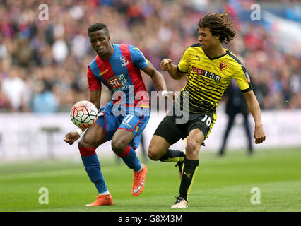 Wilfried Zaha von Crystal Palace (links) und Nathan Ake von Watford (rechts) kämpfen während des Emirates FA Cup, Halbfinale im Wembley Stadium, London, um den Ball. Stockfoto