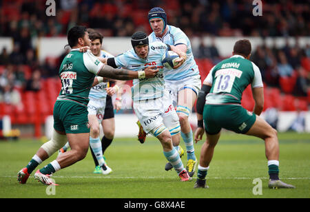 Der 92-Rennfahrer Wenceslas Lauret wird von Leicester Tigers Manu Tuilagi während des Europameisterschafts-Cup, Halbfinalmatches auf dem City Ground, Nottingham, angegangen. Stockfoto