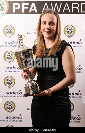 Beth Mead von Sunderland Ladies posiert, nachdem sie den PFA Young Women's Player of the Year Award während der PFA Awards 2016 im Grosvenor House Hotel, London, gewonnen hat. Stockfoto