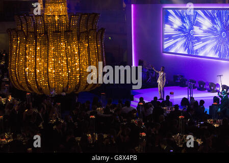 Tinie Tapah spielt live auf der Bühne während der PFA Awards im Grosvenor House Hotel, London. Stockfoto