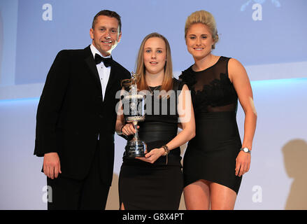 Beth Mead von Sunderland Ladies posiert nach dem Gewinn der PFA Young Women's Player of the Year, die von Steph Houghton (rechts) bei den PFA Awards im Grosvenor House Hotel, London, verliehen wurde. Stockfoto