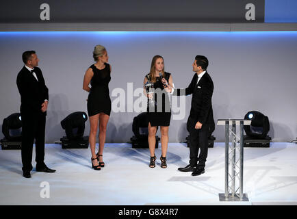 Beth Mead (zweite rechts) von Sunderland Ladies wird von Moderatorin Manish Bhasin interviewt, nachdem sie den PFA Young Women's Player of the Year Award während der PFA Awards im Grosvenor House Hotel, London, gewonnen hat. Stockfoto