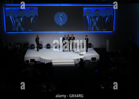 Riyad Mahrez (Mitte) von Leicester City posiert mit seinem PFA Men's Player of the Year Award zusammen mit Claudio Ranieri (Mitte links) und dem PFA-Vorsitzenden Ritchie Humphreys (Mitte rechts) während der PFA Awards im Grosvenor House Hotel, London. Stockfoto