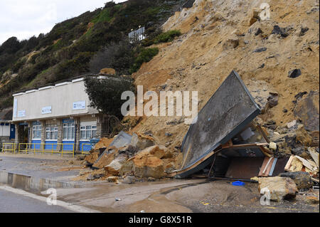 Allgemeine Ansicht der eingestürzten Klippe neben der East Cliff Standseilbahn am Bournemouth Beach, die beschädigt wurde, nachdem ein riesiger Erdrutsch Tonnen von Schutt auf einem Küstenort zusammenbrach. Stockfoto