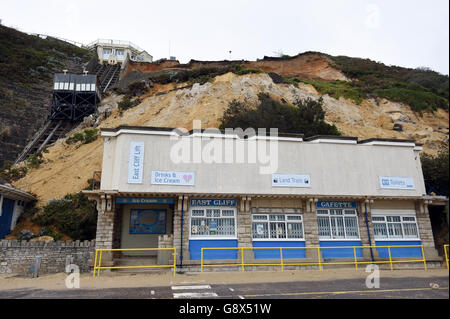 Allgemeine Ansicht der eingestürzten Klippe neben der East Cliff Standseilbahn am Bournemouth Beach, die beschädigt wurde, nachdem ein riesiger Erdrutsch Tonnen von Schutt auf einem Küstenort zusammenbrach. Stockfoto