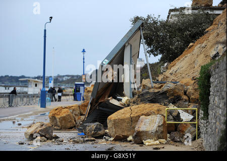 Allgemeine Ansicht der eingestürzten Klippe neben der East Cliff Standseilbahn am Bournemouth Beach, die beschädigt wurde, nachdem ein riesiger Erdrutsch Tonnen von Schutt auf einem Küstenort zusammenbrach. Stockfoto