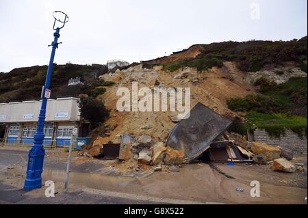 Allgemeine Ansicht der eingestürzten Klippe neben der East Cliff Standseilbahn am Bournemouth Beach, die beschädigt wurde, nachdem ein riesiger Erdrutsch Tonnen von Schutt auf einem Küstenort zusammenbrach. Stockfoto