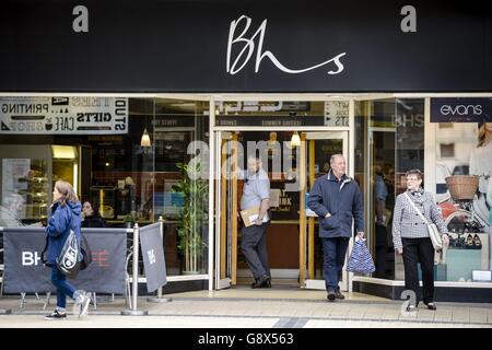 Die Menschen nutzen das BHS-Café in Broadmead, Bristol, als die belagerte High-Street-Kette in die Verwaltung einstürzte, 11,000 Arbeitsplätze gefährdet und die Schließung von bis zu 164 Geschäften droht. Stockfoto