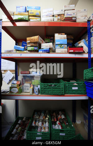 Vorräte an Lebensmitteln im Trussell Trust Brent Foodbank, Neasden, London. Stockfoto