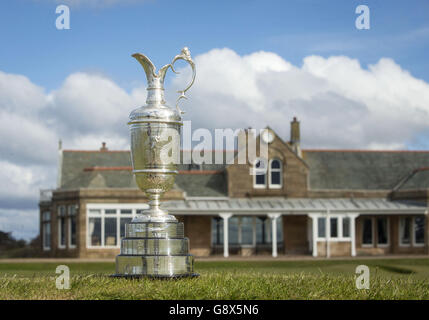 Das Claret Jug sitzt mit dem Clubhaus hinter während der Fotozelle im Royal Troon Golf Club, South Ayrshire. Stockfoto