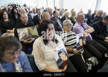 Verwandte von Opfern auf einer Pressekonferenz in Warrington, nachdem die Hillsborough-Inquest-Jury zu dem Schluss kam, dass die 96 Liverpool-Fans, die bei der Hillsborough-Katastrophe ums Leben kamen, unrechtmäßig getötet wurden. Stockfoto