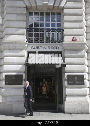 Ein Austin-Reed-Geschäft in der Regents Street, London, da die Handelskette sich im Begriff befindet, formell in die Verwaltung einzustürzen, was etwa 1,000 High-Street-Arbeitsplätze gefährdet, nur einen Tag nachdem BHS die Steine in den Weg geschlagen hat. Stockfoto