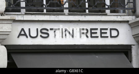 Ein Austin-Reed-Geschäft in der Regents Street, London, da die Handelskette sich im Begriff befindet, formell in die Verwaltung einzustürzen, was etwa 1,000 High-Street-Arbeitsplätze gefährdet, nur einen Tag nachdem BHS die Steine in den Weg geschlagen hat. Stockfoto