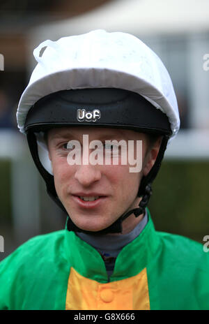 Easter Family Fun Day - Rennen Im Kempton Park. Joey Haynes, Jockey. Stockfoto