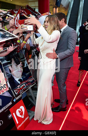 Elizabeth Olsen und Jeremy Renner posieren mit Fans während der europäischen Premiere von Captain America: Civil war im Vue Westfield in Shepherd's Bush, London. DRÜCKEN Sie VERBANDSFOTO. Bilddatum: Dienstag, 26. April 2016. Siehe PA Geschichte SHOWBIZ Captain. Bildnachweis sollte lauten: Ian West/PA Wire Stockfoto