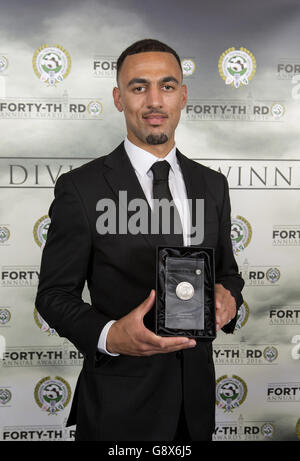 PFA Player of the Year Awards 2016 - Grosvenor House Hotel. Kemar Roofe von Oxford United mit seinem PFA League Two Team of the Year Award während der PFA Awards im Grosvenor House Hotel, London. Stockfoto