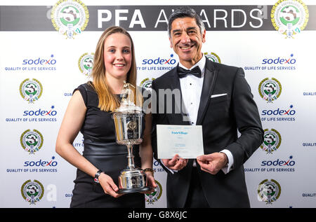 Beth Mead von Sunderland Ladies posiert mit George Kyriacou von Forte Village (rechts), nachdem sie bei den PFA Awards 2016 im Grosvenor House Hotel, London, den PFA Young Women's Player of the Year Award gewonnen hat. Stockfoto