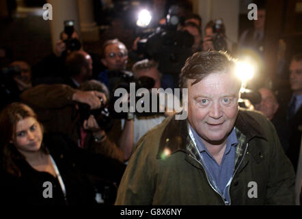 Tory-Führungsanwärter Kenneth Clarke trifft am Sonntag, den 2. Oktober 2005, im Imperial Hotel in Blackpool vor dem Beginn der morgigen Parteikonferenz ein. DRÜCKEN SIE ASSOCOATION Photo. Bildnachweis sollte lauten: Andrew Parsons/PA Stockfoto