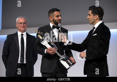 Riyad Mahrez von Leicester City mit dem PFA Player of the Year Award 2016, der von Leicester City Manager Claudio Ranieri und Gastgeber Manish Bhasin verliehen wurde Stockfoto