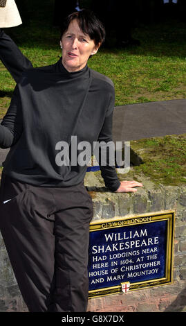 Die zweimal mit dem Olivier Award ausgezeichnete Schauspielerin Fiona Shaw befindet sich neben einer blauen Plakette der Stadt London, nachdem sie in der Nähe des Ortes enthüllt wurde, an dem William Shakespeare um 1604 Unterkünfte nahm, auf dem Kirchhof von St. Olave, an der Ecke Noble Street und London Wall im Zentrum von London. Stockfoto