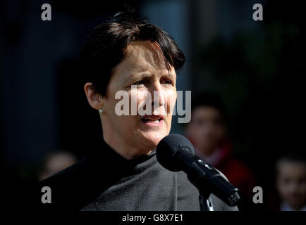 Die zweimal mit dem Olivier Award ausgezeichnete Schauspielerin Fiona Shaw spielt ein Shakespeare-Rezital bei der Enthüllung einer Blue Plakette der City of London in der Nähe des Ortes, an dem William Shakespeare um 1604 Unterkünfte nahm, auf dem Kirchhof von St. Olave, an der Ecke Noble Street und London Wall im Zentrum von London. Stockfoto