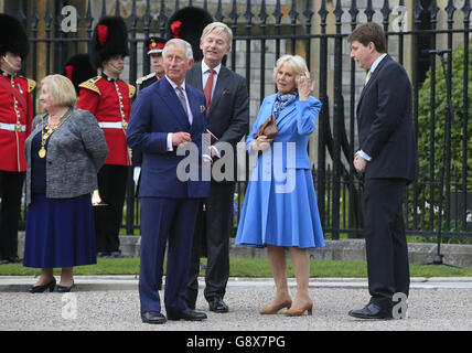 Der Prince Of Wales und der Herzogin von Cornwall Pflichtveranstaltung ein Leuchtturm Beleuchtung in Cambridge Tor von Windsor Castle, Königin Elizabeth II 90. Geburtstag zu feiern. Stockfoto