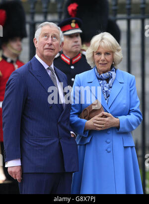 Der Prince Of Wales und der Herzogin von Cornwall Pflichtveranstaltung ein Leuchtturm Beleuchtung in Cambridge Tor von Windsor Castle, Königin Elizabeth II 90. Geburtstag zu feiern. Stockfoto