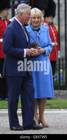 Der Prince Of Wales und der Herzogin von Cornwall Pflichtveranstaltung ein Leuchtturm Beleuchtung in Cambridge Tor von Windsor Castle, Königin Elizabeth II 90. Geburtstag zu feiern. Stockfoto