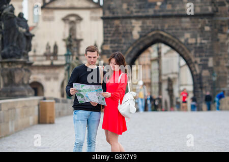 Happy Tourist paar Reisen auf der Karlsbrücke in Prag an berühmten Orten mit Stadtplan Stockfoto