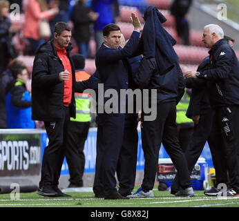 Wigan Athletic Manager Gary Caldwell feiert seinen Sieg nach dem Sieg der Sky Bet League One im DW Stadium in Wigan. Stockfoto