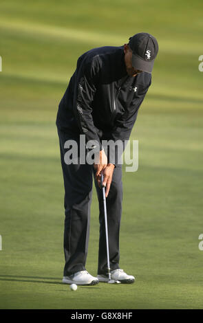 US-Präsident Barack Obama spielt Golf mit Premierminister David Cameron (nicht abgebildet) auf dem Grove Golf Course in Hertfordshire, England. Stockfoto