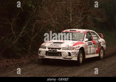 Rallye - Network Q RAC Rally - Wales. Tommi Makinen und Seppo Harjanne fahren durch die walisischen Wälder Stockfoto