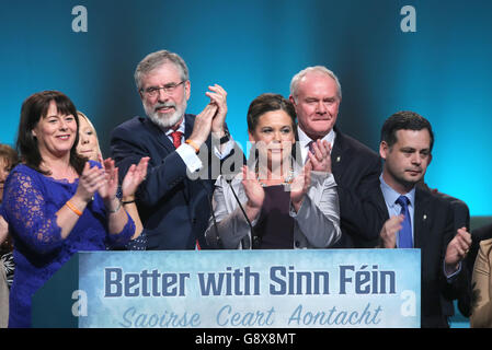 (Von links nach rechts) Michelle Gildernew, Sinn-Fein-Ratsmitglied Catherine Seeley, Sinn-Fein-Präsident Gerry Adams, die Vizepräsidentin von Sinn Fein Mary Lou McDonald, der erste Minister von Nordirland Martin McGuinness und die Sinn Fein-Politikerin Pearse Doherty beim Sinn Fein ard-Fheis im Convention Center in Dublin. Stockfoto