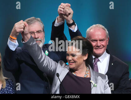 (Von links nach rechts) Sinn Fein-Präsident Gerry Adams, die Vizepräsidentin von Sinn Fein Mary Lou McDonald, der erste Minister von Nordirland Martin McGuinness beim Sinn Fein ard-Fheis im Convention Center in Dublin. Stockfoto