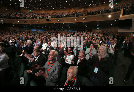 Die Delegierten hören Sinn-Fein-Präsident Gerry Adams beim Sinn-Fein ard-Fheis im Convention Center in Dublin zu. Stockfoto