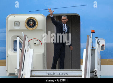 US-Präsident Barack Obama winkt, als er nach seinem Besuch in Großbritannien vom Flughafen London-Stansted abreist. Stockfoto
