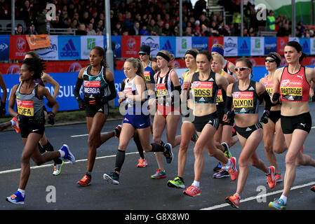 Die Elite Women, darunter der Äthiopier Mestawet Tufa (links) und die Großbritanniens Aly Dixon (rechts) und Susan Partridge (ganz rechts) während des Virgin Money London Marathon 2016. Stockfoto