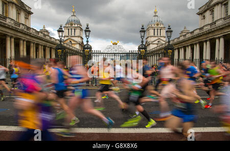 Läufer passieren das Old Naval College, Greenwich, während des Virgin Money London Marathon 2016. Stockfoto