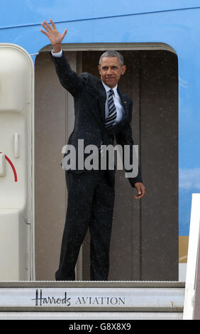 ALTERNATIVES ERNTEGUT. US-Präsident Barack Obama winkt, als er nach seinem Besuch in Großbritannien vom Flughafen London-Stansted abreist. Stockfoto