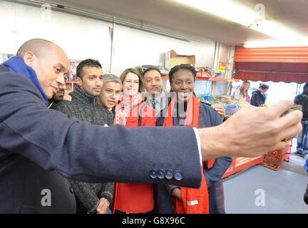 Labors Kandidat für den Bürgermeister von London Sadiq Khan (vierte links) und den lokalen Parlamentsabgeordneten Chuka Umunna (links) mit Unterstützern in Brixton, Süd-London. Stockfoto