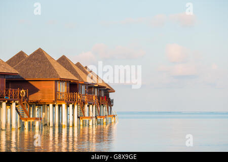 Wasser-Villen, Bungalows auf ideale perfekte tropische Insel Stockfoto