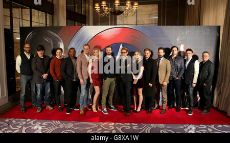 (Von links nach rechts) Kevin Feige, Daniel Bruhl, Anthony Mackie, Paul Bettany, Emily VanCamp, Chris Evans, Robert Downey Jr, Elizabeth Olsen, Jeremy Renner, Paul Rudd, Sebastian Stan, Anthony Russo und Joe Russo beim Captain America Civil war Photocall im Corinthia Hotel, London. DRÜCKEN SIE VERBANDSFOTO. Bilddatum: Montag, 25. April 2016. Bildnachweis sollte lauten: Daniel Leal-Olivas/PA Wire Stockfoto