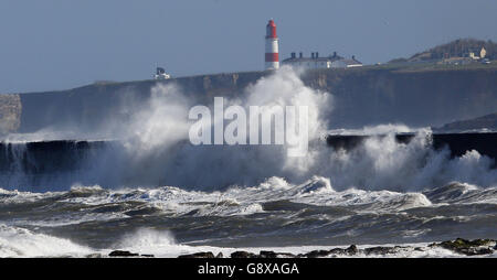 Raue Meere vor dem Souter Lighthouse in Whitburn, im Süden von Tyneside, während die Briten diese Woche aufgrund der arktischen Luft mit kühlen Temperaturen und Schnee konfrontiert sind. Stockfoto